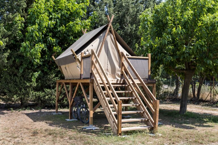 location insolite pilotis provence - camping les micocouliers
