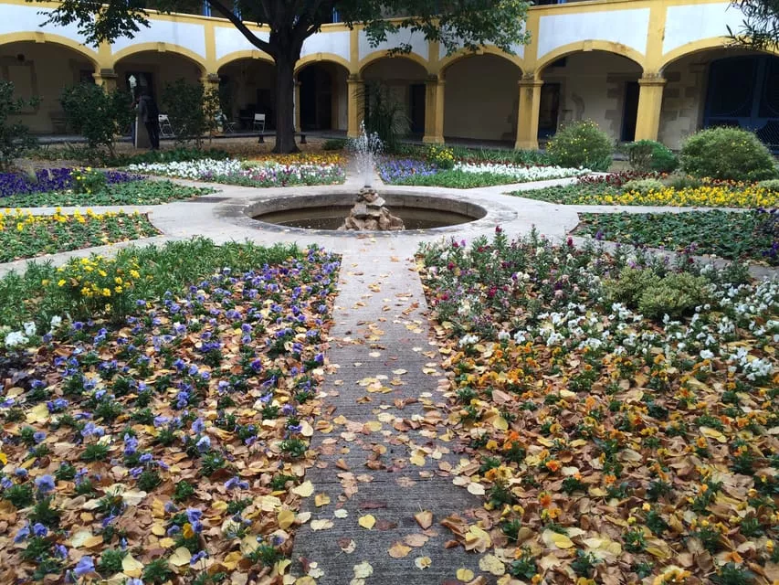 Espace Van Gogh Arles.jpg